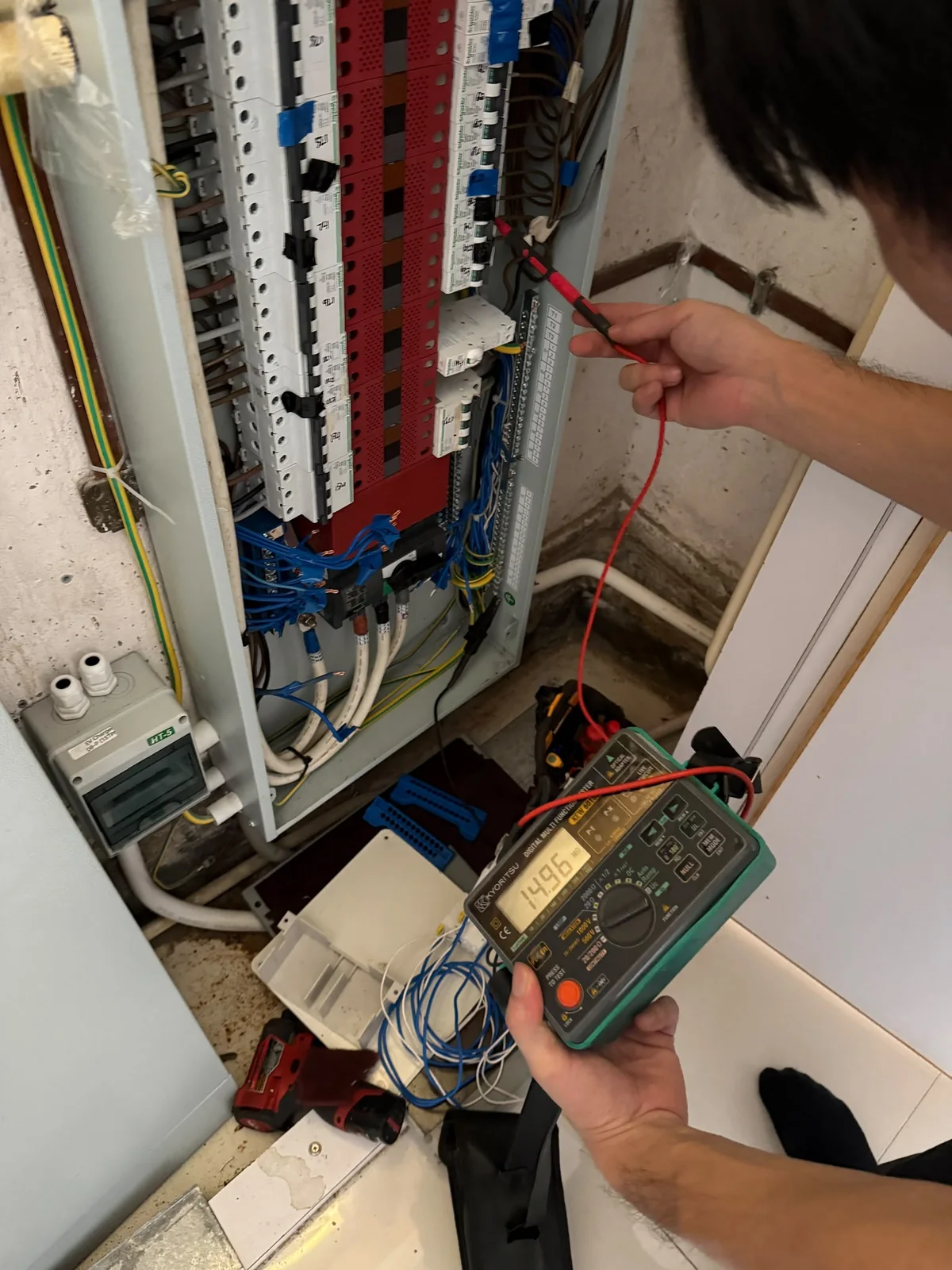 新界東獨立屋年度電力檢查,工程人員在現場以儀器測試
