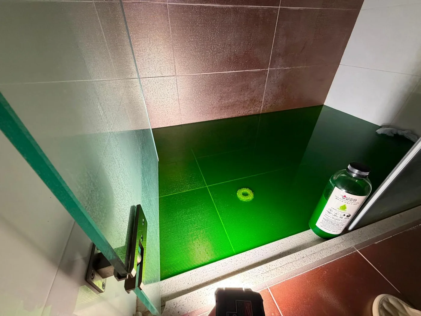 浴室進行 UV 螢光色水測試的現場實拍